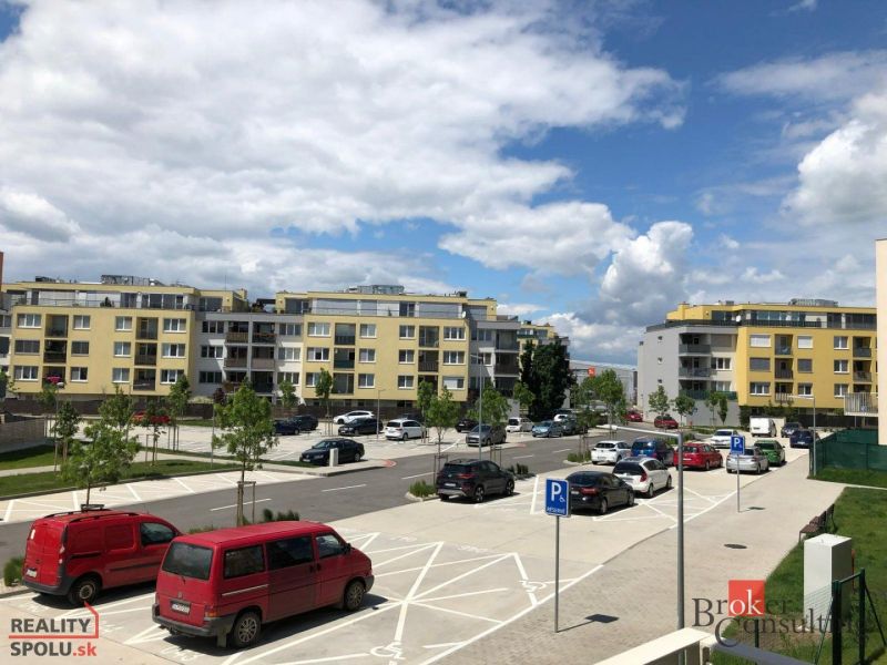 Bystrická Straße in Bratislava-Devínska Nová Ves mit Wohnhäusern und Parkplätzen.