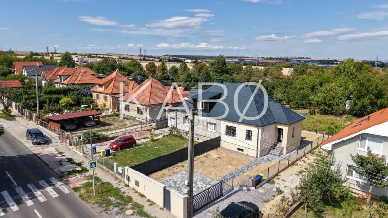 Ein Einfamilienhaus in der Trnavská-Straße in Nitra, umgeben von Gärten und Nachbarhäusern.