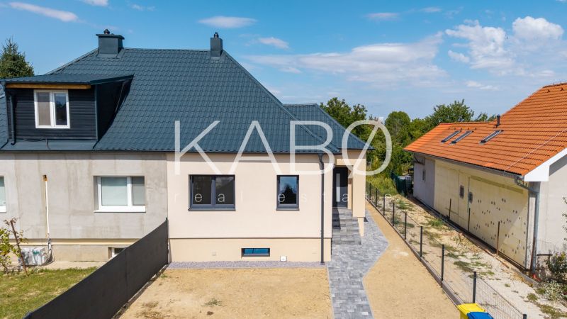 Einfamilienhaus in der Trnavská-Straße in Nitra mit dunklem Dach und gepflegtem Hof.