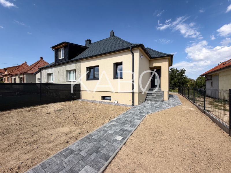 Ein Einfamilienhaus in der Trnavská-Straße in Nitra mit Zugangspfad und Hof.