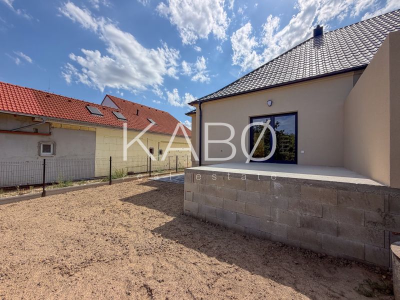 Das Einfamilienhaus in der Trnavská-Straße in Nitra hat eine Terrasse mit einem ungepflegten Hof.