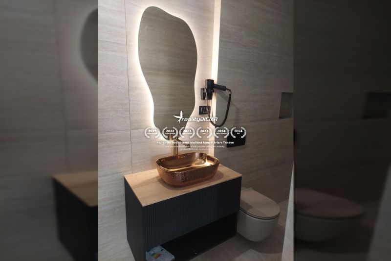 Ein Badezimmer mit modernem Licht, Spiegel und Designer-Waschbecken in einer Villa.
