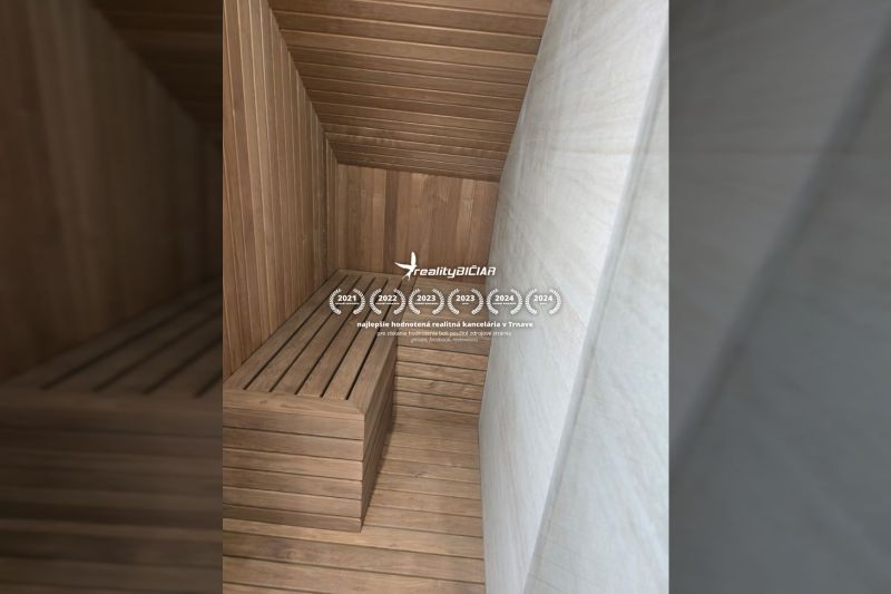 Sauna im Inneren der Villa mit Holzverkleidung und Bänken.