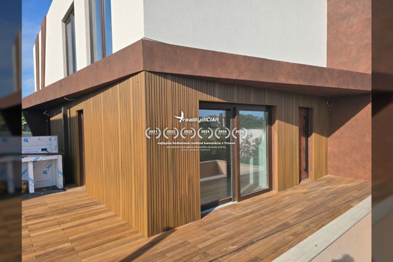 Villa in Nino mit einer Terrasse aus Holzdekor und großen französischen Fenstern.