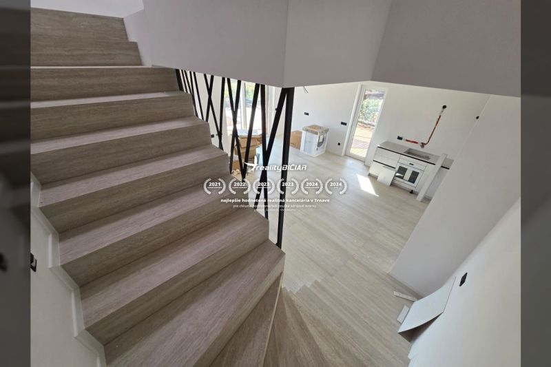 Innenraum der Villa mit Holzboden, Blick von der Treppe.