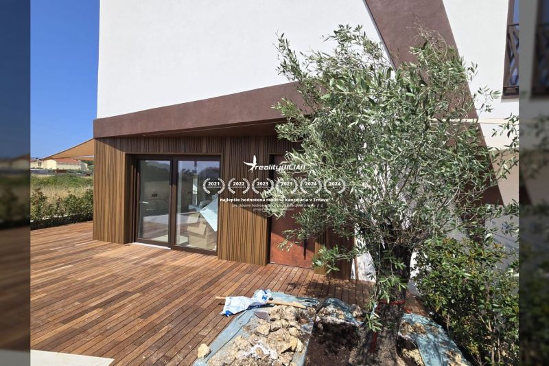 Eine Villa in Nine in der Straße Nin mit Garten, Terrasse und Holzboden.