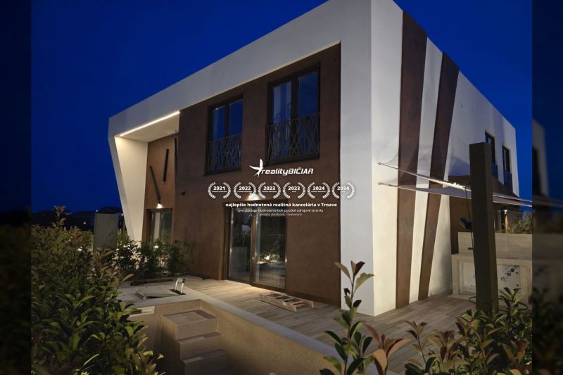 Villa in Ninu in der Straße Nin mit Holzboden und modernem Design.