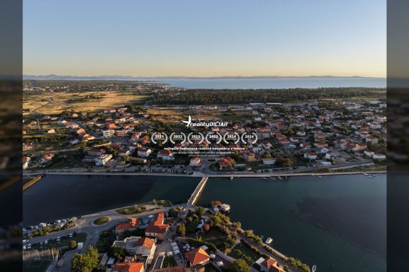 Luftaufnahme der Küste und der Stadt Nin mit Blick auf das Meer und den Hafen.