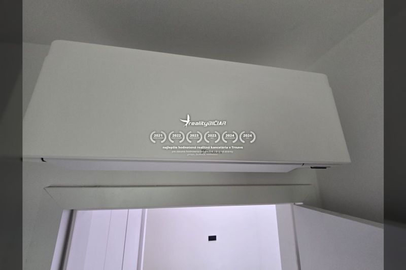 Klimaanlage an der Wand im Inneren der Villa mit weißem Design und glatter Oberfläche.