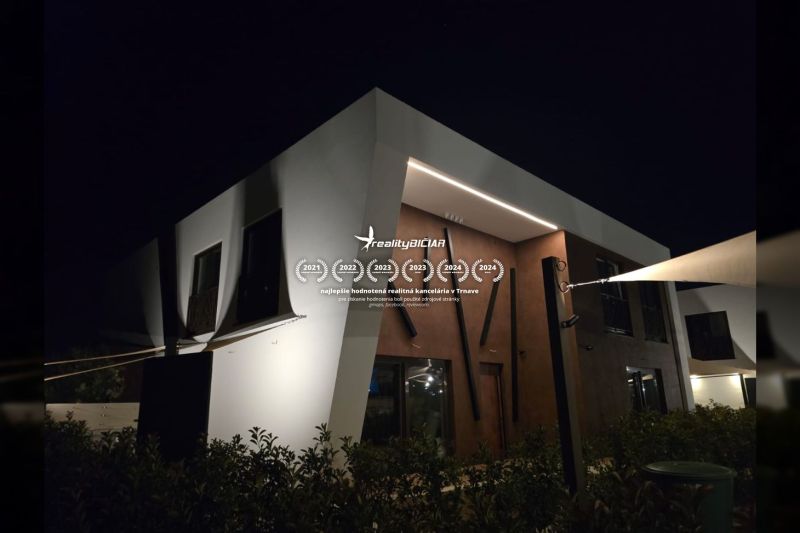Villa in der Stadt Nin in der Straße Nin mit einzigartigem architektonischem Design bei Nacht.