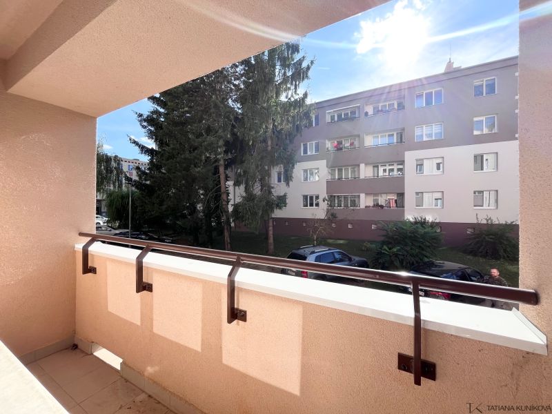Balkon einer 3-Zimmer-Wohnung in der Švermova-Straße, Trenčín mit Blick auf das umliegende Gebäude.