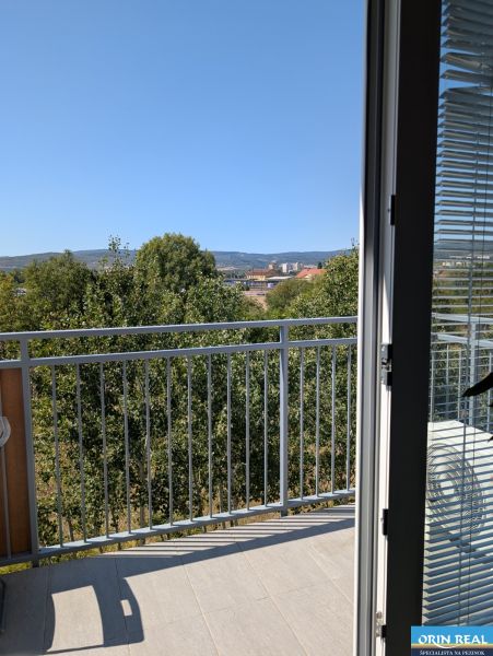 Der Ausblick aus der 2-Zimmer-Wohnung in Pezinok in der Mahulanka-Straße umfasst einen Balkon und Bäume.