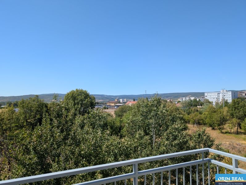 Blick aus einer 2-Zimmer-Wohnung in Mahulanka in Pezinok auf die Natur und die umliegende Architektur.