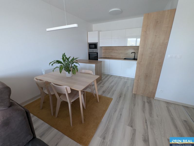Küche und Essbereich in einer 2-Zimmer-Wohnung mit Holzboden.