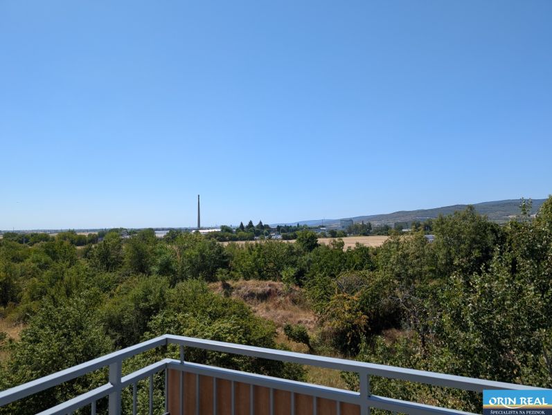 Blick auf die Landschaft vom Balkon in Mahulanka in Pezinok; mögliche 2-Zimmer-Wohnung.