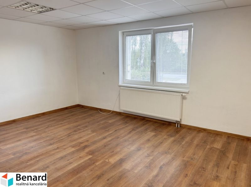 Ein leerer Raum mit Holzboden, einem Fenster und weißen Wänden in einem Einfamilienhaus.