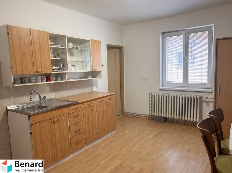 Küche mit Holzarbeitsplatte und Boden in Holzoptik in einem Einfamilienhaus.