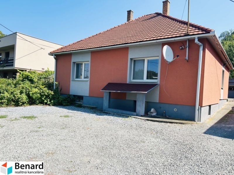 Einfamilienhaus in der Sabinovská-Straße in Prešov, mit orangefarbener Fassade und Kieshof.