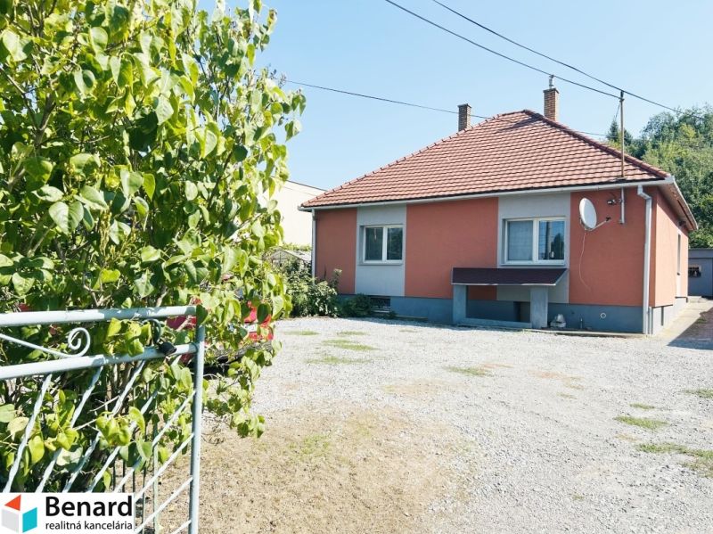 Einfamilienhaus in der Sabinovská-Straße in Prešov mit gepflegtem Hof und Garten.