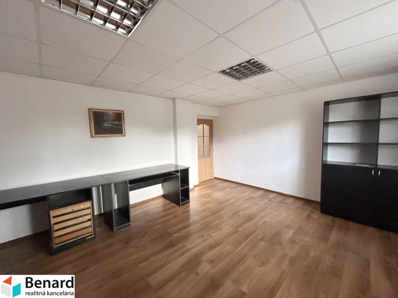 Ein Büro in einem Einfamilienhaus mit einem Holzboden und Möbeln.