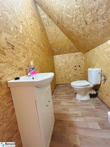 Innenraum eines Badezimmers in einem Einfamilienhaus mit Holzboden und OSB-Platten.