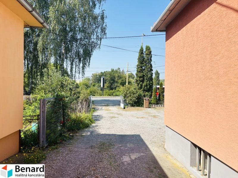 Einfamilienhäuser in der Sabinovská-Straße in Prešov mit sichtbarem Eingang und Garten.