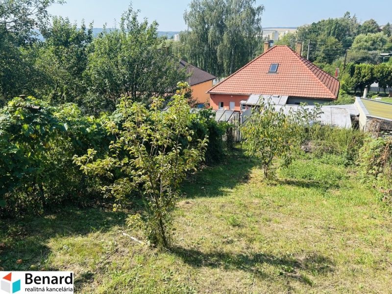 Garten beim Einfamilienhaus in der Sabinovská-Straße in Prešov mit Obstbäumen.