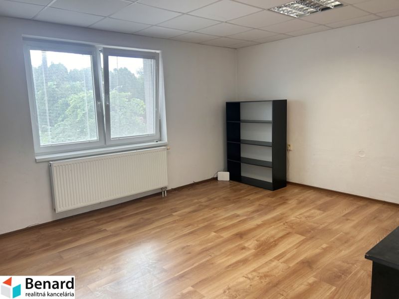 Innenraum eines Einfamilienhauses mit Regal, Fenster und Boden in Holzoptik.