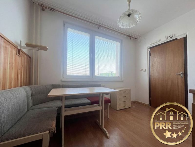 Essbereich mit Sitzgelegenheiten und Holzboden in einer 2-Zimmer-Wohnung.