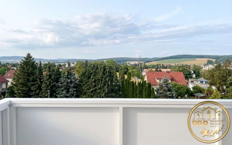 Blick auf das Grün und die Dächer in Bánovce nad Bebravou von einer 2-Zimmer-Wohnung.