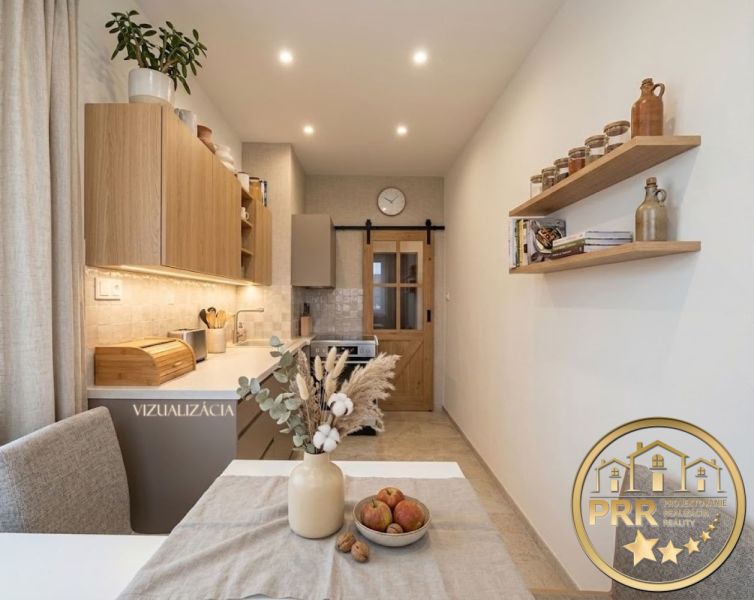 Küche in einer 2-Zimmer-Wohnung mit Holzelementen und Dekorationen auf den Regalen.