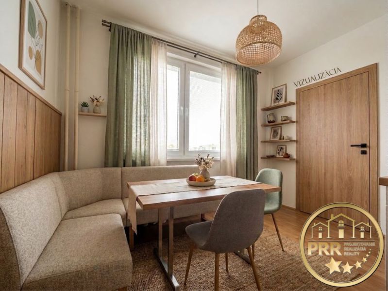 Essecke mit Eckbank und Tisch in einer 2-Zimmer-Wohnung, Interieur mit Holzdekor.