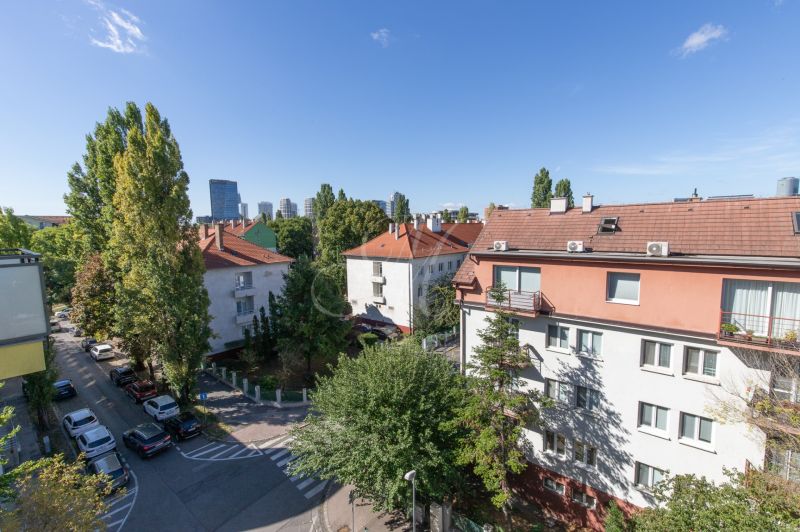 Blick auf Wohngebäude und Bäume in Bratislava - Ružinov, Koceľova, sonniger Tag.