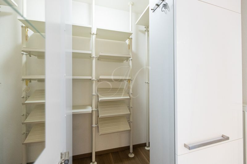 In der Einzimmerwohnung befindet sich ein geräumiger Kleiderschrank mit Regalsystem.