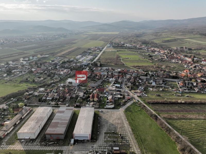 Draufsicht auf die Produktionsräume in der Gemeinde Vinosady in der Pezinska-Straße.