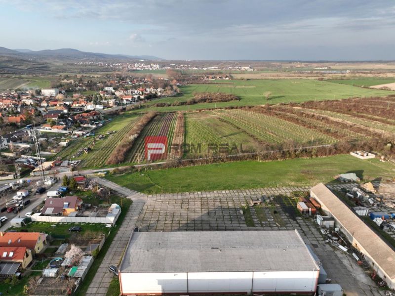 Luftaufnahme der Produktionsanlagen in der Pezinska-Straße in Vinosady.