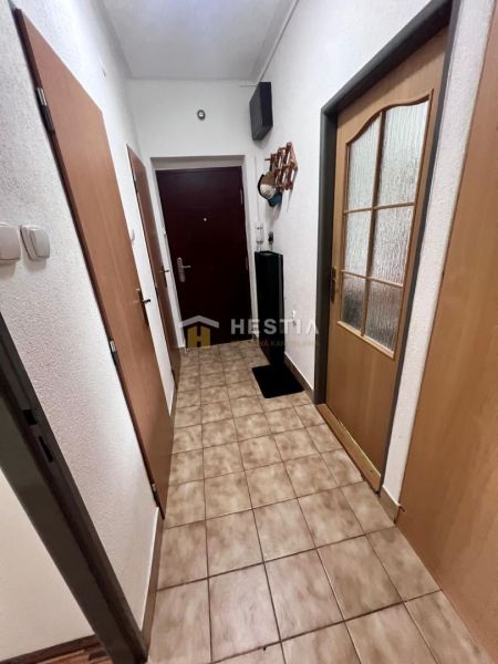 Der Flur in der 2-Zimmer-Wohnung mit Fliesen und Holztüren.