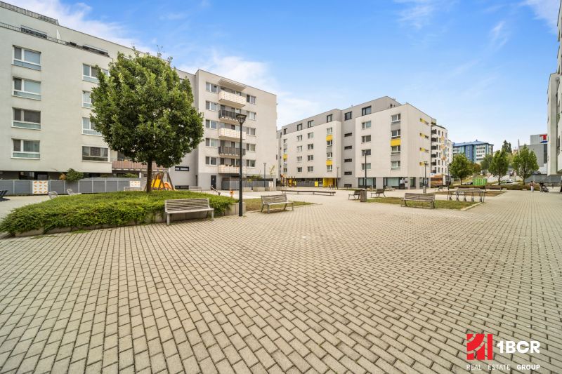 In Bratislava - Dúbravka bei Pri Hrubej lúke gibt es einen Platz mit Wohnungen und Bänken.