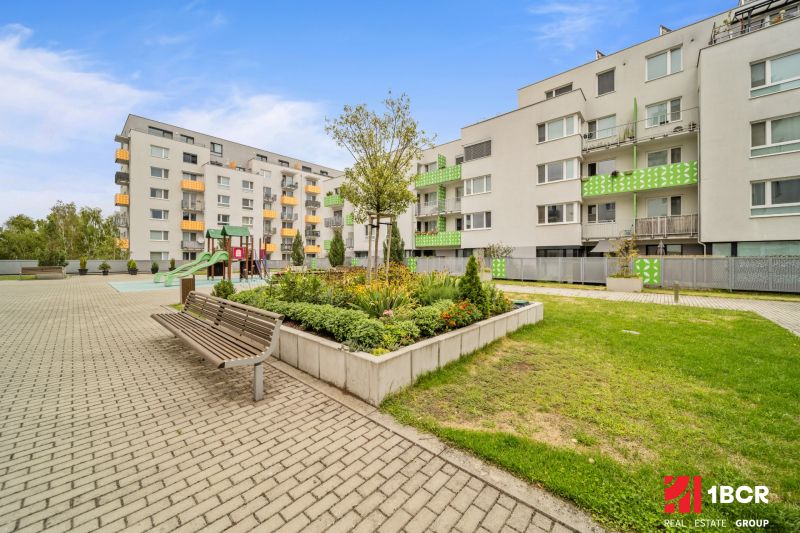 Wohnkomplex mit Spielplatz und Grünflächen in Bratislava an der Pri Hrubej lúke.