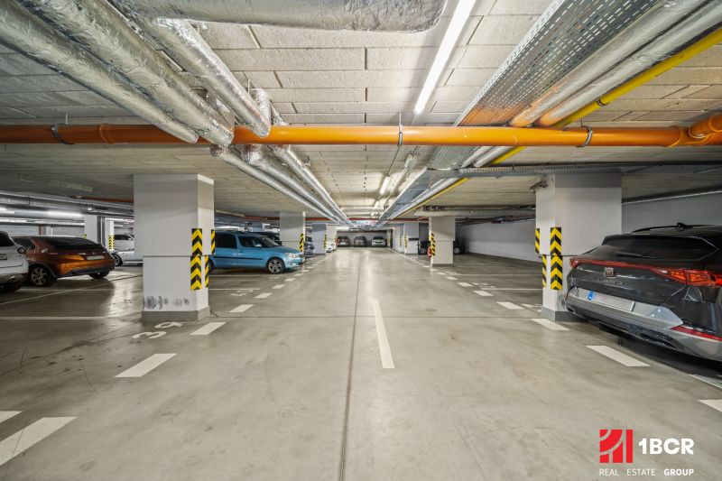 Unterirdischer Parkplatz mit Autos in Bratislava - Dúbravka in der Straße Pri Hrubej lúke.