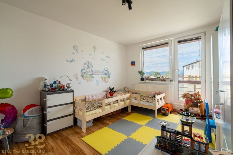 Kinderzimmer mit zwei Betten und Aufklebern in einer 3-Zimmer-Wohnung, Boden mit Holzdekor.
