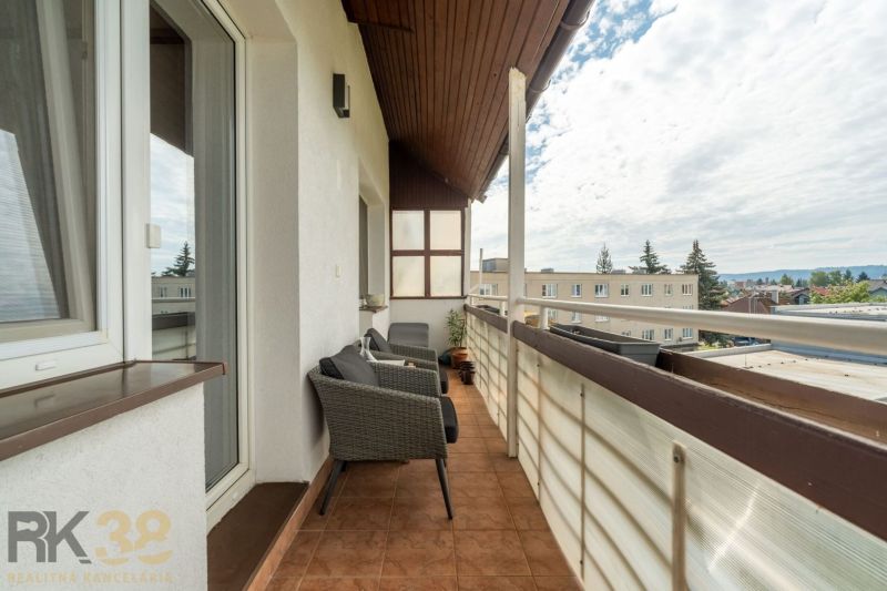 Balkon einer 3-Zimmer-Wohnung in Poprad mit Blick auf die Umgebung und einer entspannenden Sitzecke.