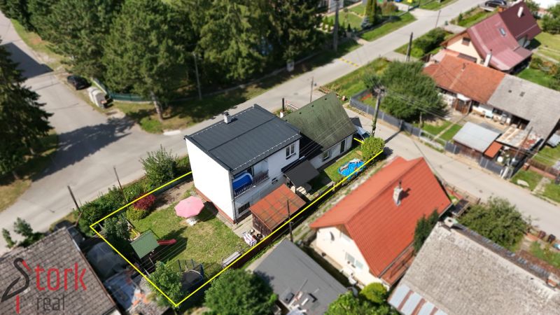 Ein Einfamilienhaus in Bytča in Hliník nad Váhom mit einem eingezäunten Garten, einer Sitzecke und einem Trampolin.