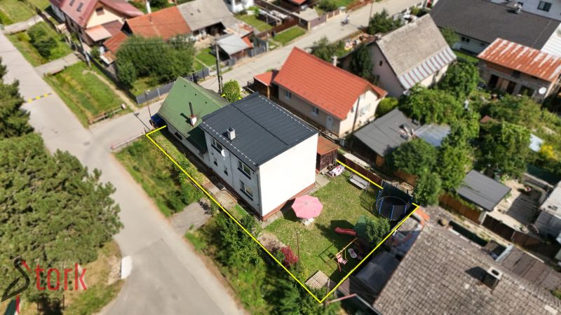 Ein Einfamilienhaus in Hliník nad Váhom, Bytča, mit Rasen und einem Kinderspielplatz im Hof.