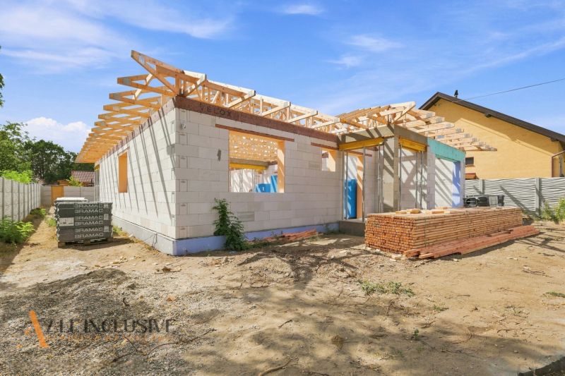 Der Bau eines Einfamilienhauses in Marcelová befindet sich im Bau mit einer Dachkonstruktion.