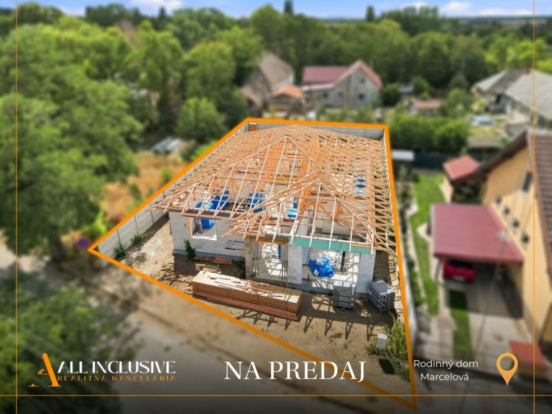 Ein im Bau befindliches Einfamilienhaus in Marcelová mit fertiggestellter Holzdachkonstruktion.