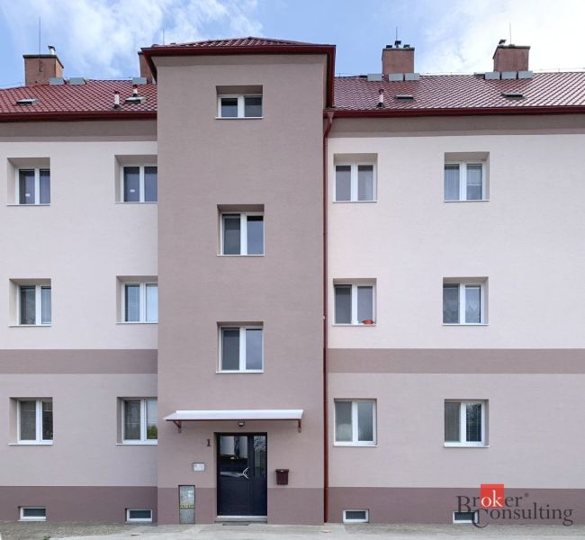 Die Fassade des Wohnhauses in der Železničná-Straße in Šahy bietet 1-Zimmer-Wohnungen an.