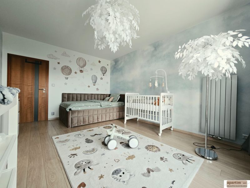 Kinderzimmer mit Wanddekorationen, Holzboden und weißem Kinderbett in einer 4-Zimmer-Wohnung.