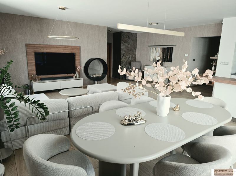 Helles Wohnzimmer in einer 4-Zimmer-Wohnung mit dekorativen Elementen und Holzboden.