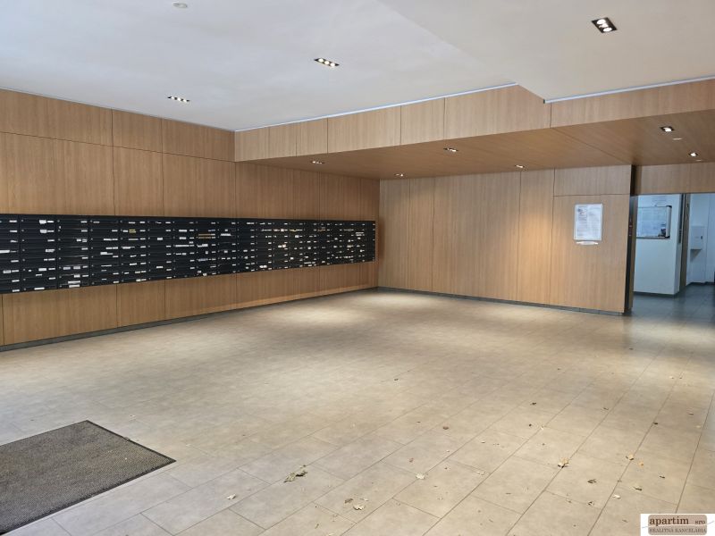 Eingangsbereich mit Briefkästen und Holzverkleidung an den Wänden in einer 4-Zimmer-Wohnung.